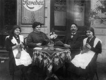 A Lusztig kvhz tulajdonosa csaldja krben, Saly Nomi tulajdona