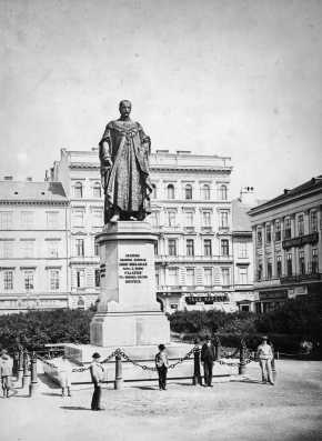 Jzsef ndor tr. A ndor szobra mgtt a hz, melyben Wohl Janka lakott, 1877 krl, Klsz Gyrgy felvtele